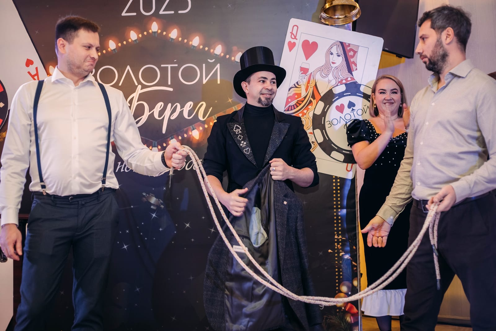 Иллюзионист показывает номер с гостями