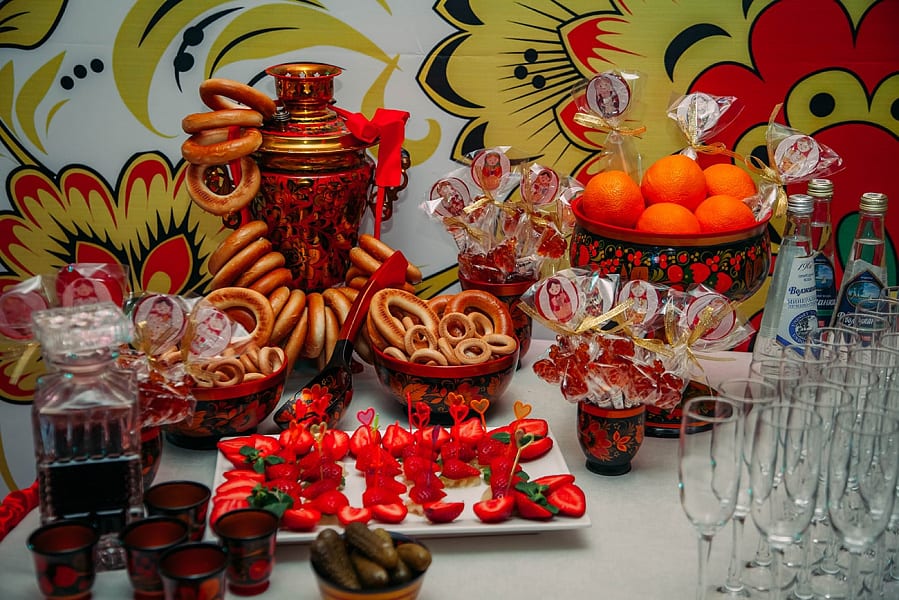 Стол с самоваром, угощениями и бокалами