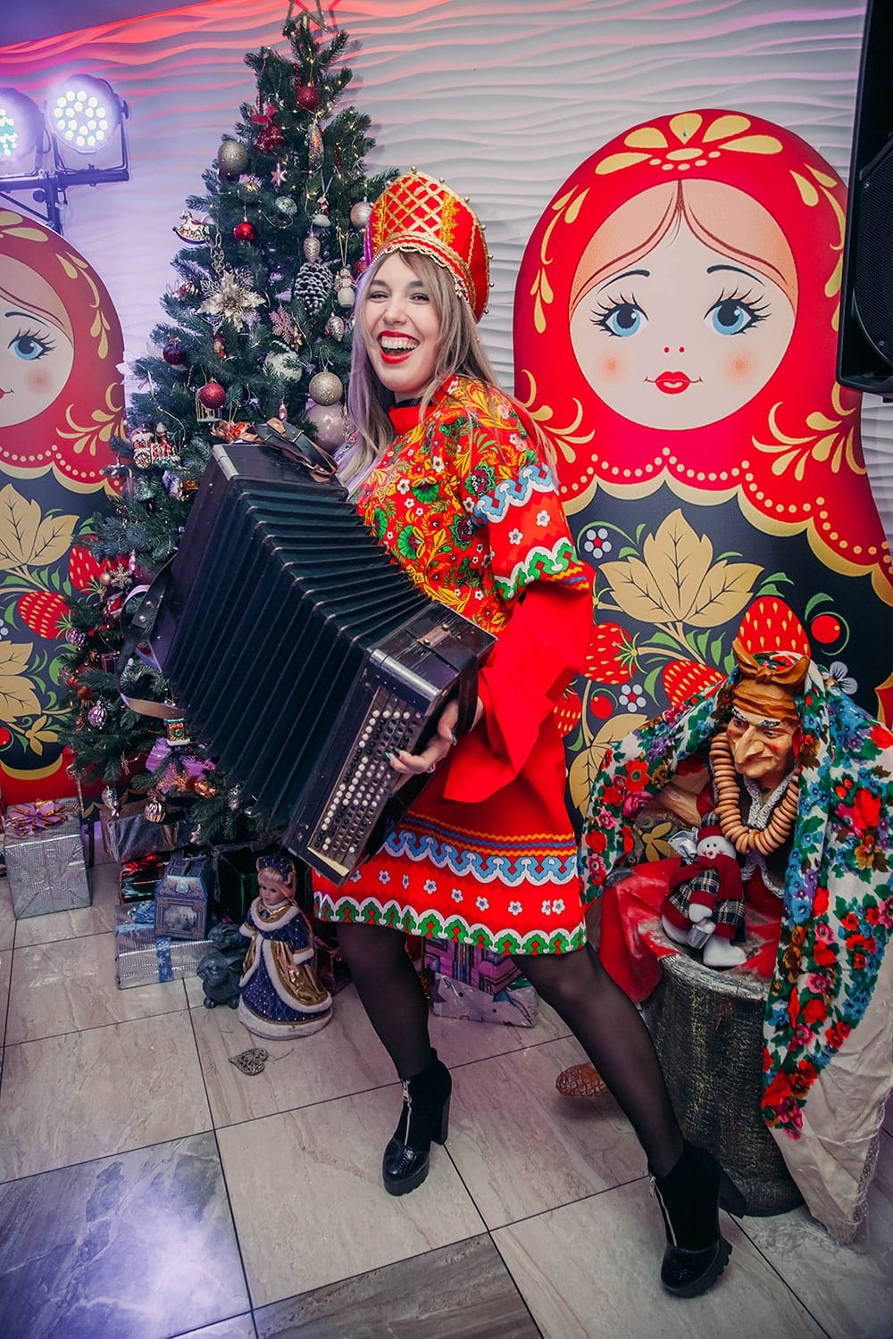 Артистка с гармонью в ярком костюме