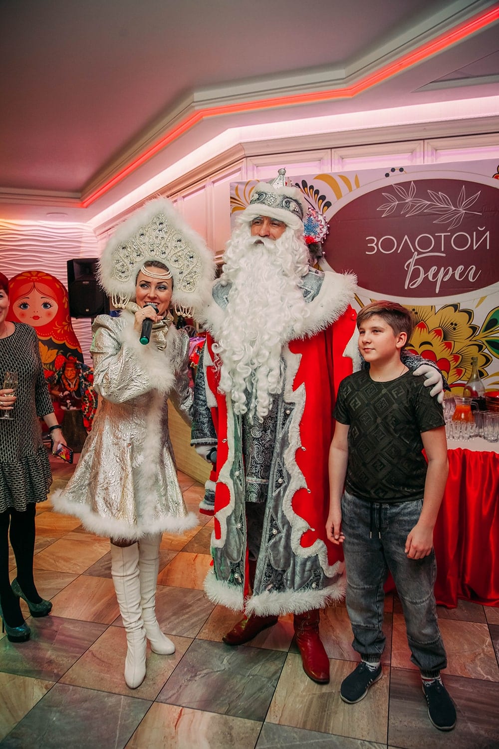 Дед Мороз, Снегурочка и юный гость
